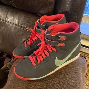 Rare Nike Aerofit Women’s High Top Sneakers - Size 6.5